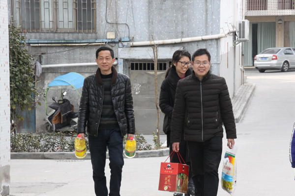 結(jié)對(duì)幫扶  關(guān)愛(ài)社會(huì)——公司黨支部結(jié)對(duì)梧桐街道困難家庭