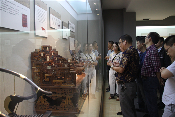 永康市全域旅游發(fā)展研討班學員一行蒞臨匯才紅木參觀交流