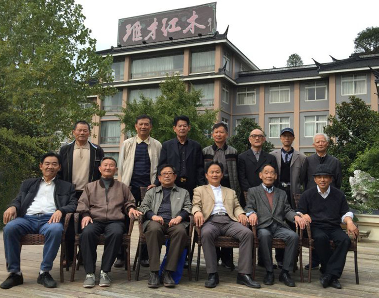 老教師的文化新緣——桐鄉(xiāng)教育系統(tǒng)老教師走進(jìn)匯才紅木