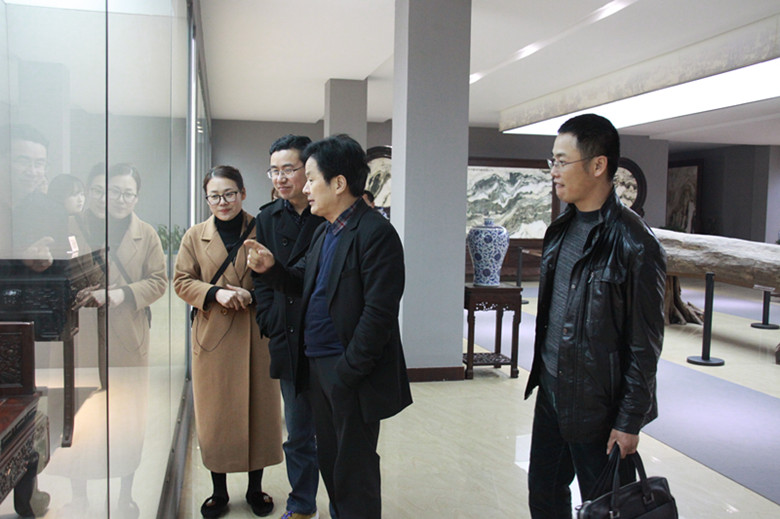 嘉興市旅游委員會(huì)副主任汪明華蒞臨匯才紅木參觀指導(dǎo)