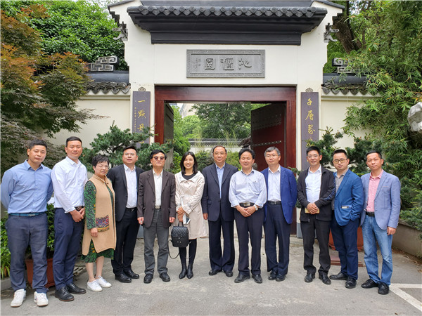 中國公共關(guān)系協(xié)會常務(wù)副會長、中國全聚德集團公司原董事長邢穎蒞臨匯才紅木參觀考察