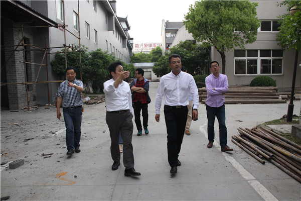 桐鄉(xiāng)市副市長徐剛蒞臨匯才紅木調(diào)研指導(dǎo)