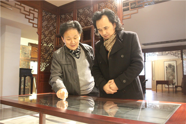 浙江省工藝美術(shù)學(xué)會(huì)會(huì)長(zhǎng)黃小明蒞臨匯才紅木交流指導(dǎo)