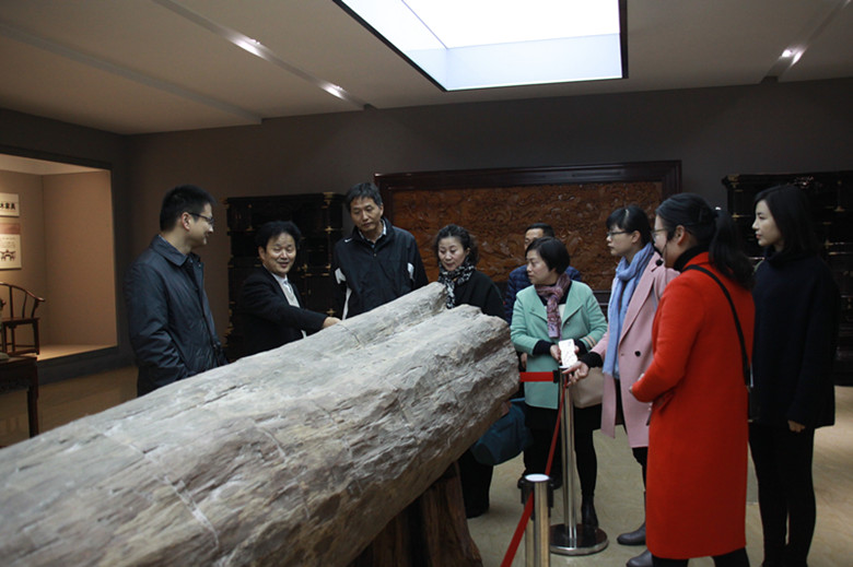 浙江省旅游局產(chǎn)業(yè)促進(jìn)處處長(zhǎng)李偉鋼等領(lǐng)導(dǎo) 蒞臨匯才紅木考察指導(dǎo)