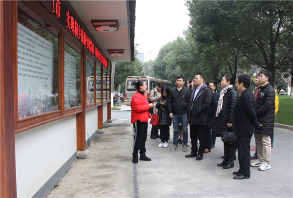 匯才黨建 | 同濟(jì)大學(xué)汽車學(xué)院黨委書記曹靜一行蒞臨匯才紅木參觀考察
